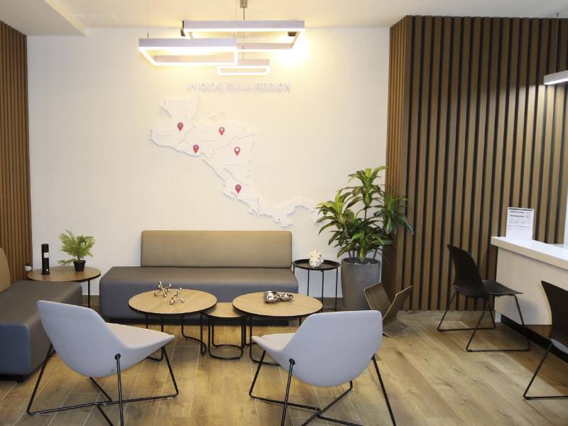 Las nuevas instalaciones cuentan con espacios abiertos, funcionales y colaborativos, diseñados para mejorar la experiencia de clientes y empleados.
