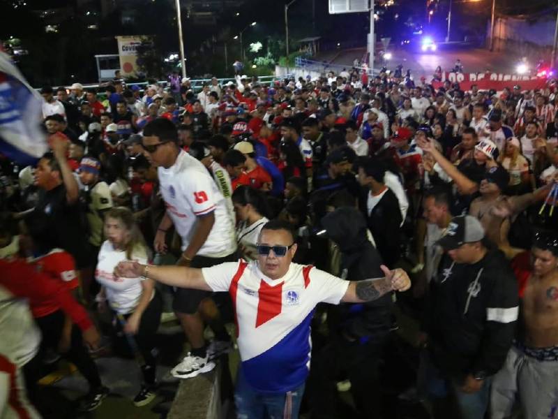 La barra Ultra Fiel del Olimpia en las afueras del estadio Nacional.
