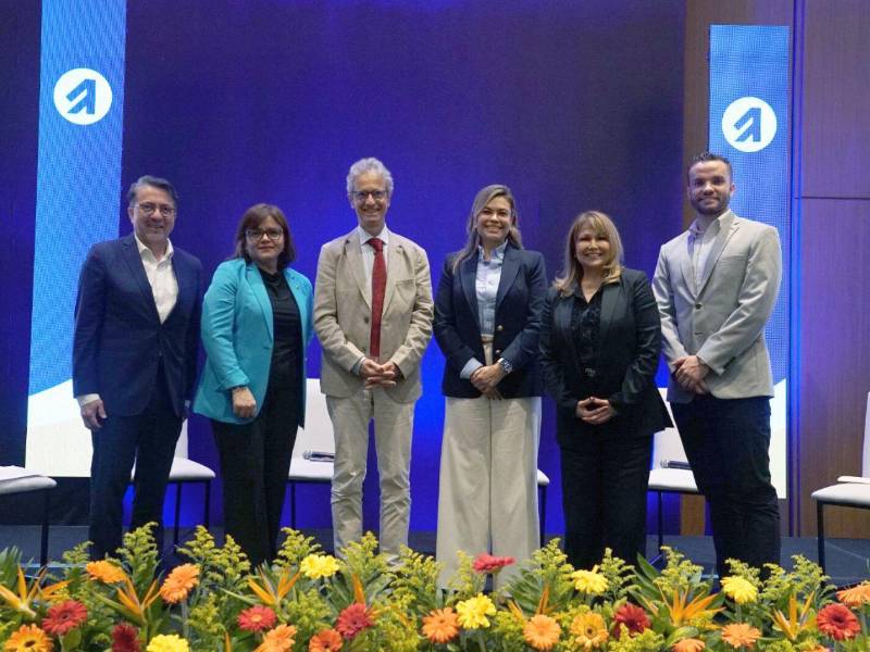 Los representantes de empresa privada: Grupo Ficohsa, Grupo Mariposa, Grupo AG y AgroAmerica, que participaron en un encuentro con el presidente de Transparencia Internacional (TI).