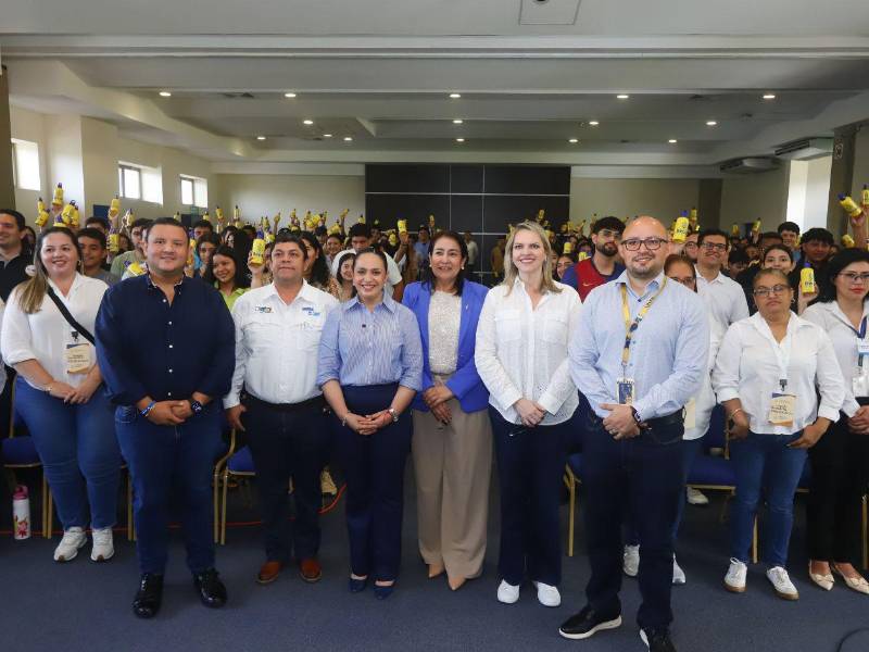 Ministra de Sedesol Fátima Juárez; el diputado Marco Handal; el portavoz de la Secretaría, Moisés Izaguirre; Víctor Pérez, representante de la UNAH; e Ivelis Ayala, directora de Becas.