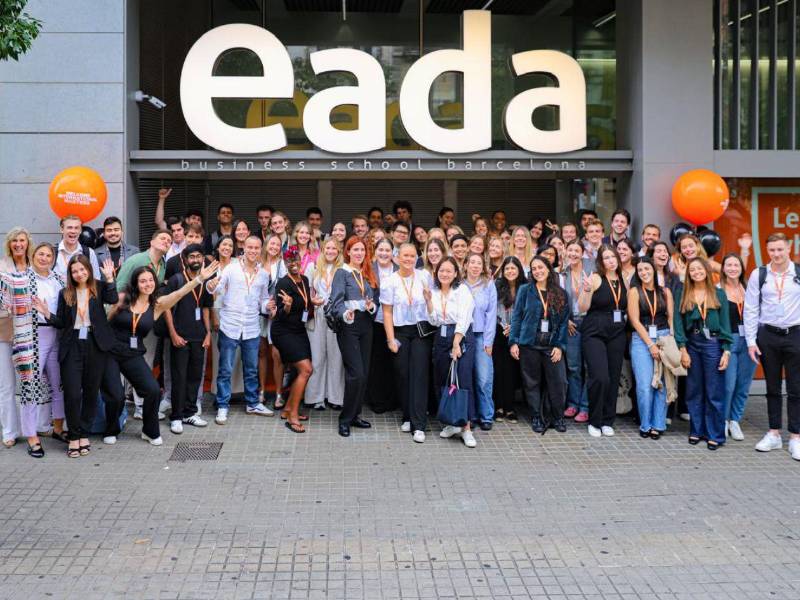 Ariana Bonilla Rietti junto al grupo de graduados de EADA Business School, en Barcelona, España.