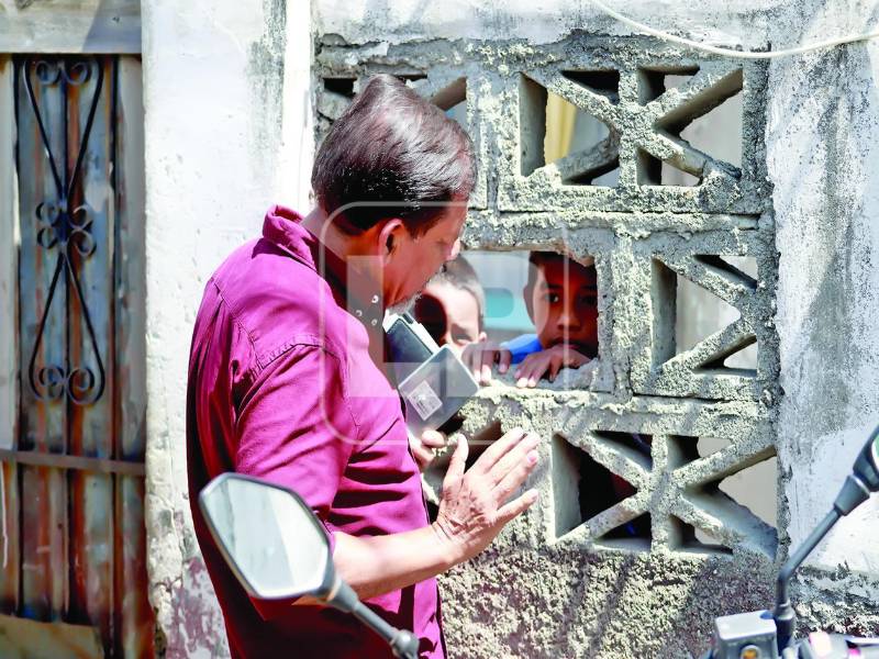 El niño Miguel Ángel Umaña relató a los reporteros de Diario LA Prensa los terribles momentos que vivió cuando lo arrastró la corriente de la quebrada La Primavera.