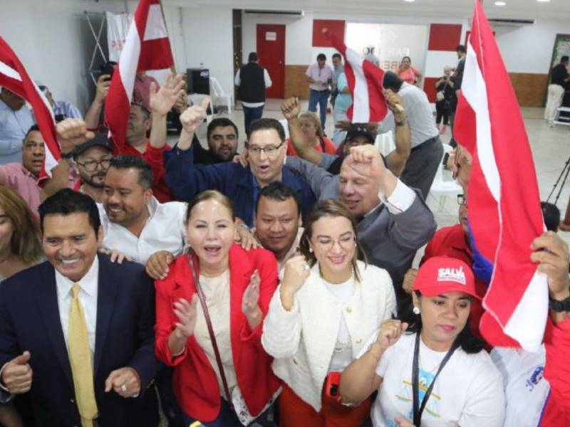 Líderes del Partido Liberal festejan corta ventaja frente a Nasry Asfura.