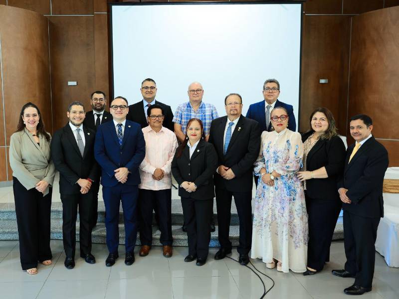 Representantes de UTH y la Unión de Notarios de Honduras (UNH) presentes en la firma de la alianza.