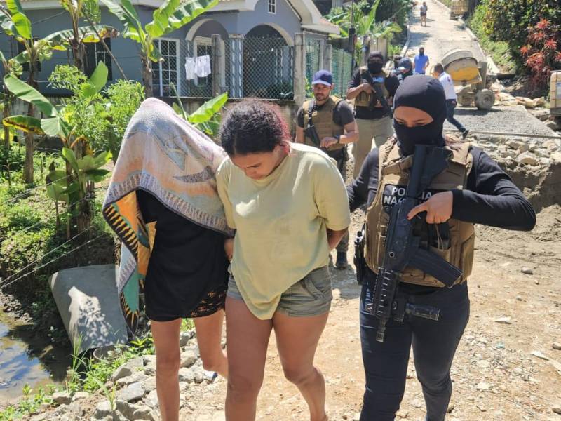Sheily Skarleth Girón Alvarado y la menor de edad conocida como alias La Callada, también fueron capturadas en el operativo.