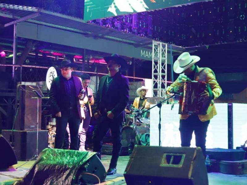 La música norteña se convirtió en una de las grandes protagonistas de la Feria Juniana 2026 con la esperada presentación de la agrupación guatemalteca Generación Norteña, que reunió a cientos de personas en la Tarima Ganadera del Campo Agas de San Pedro Sula.