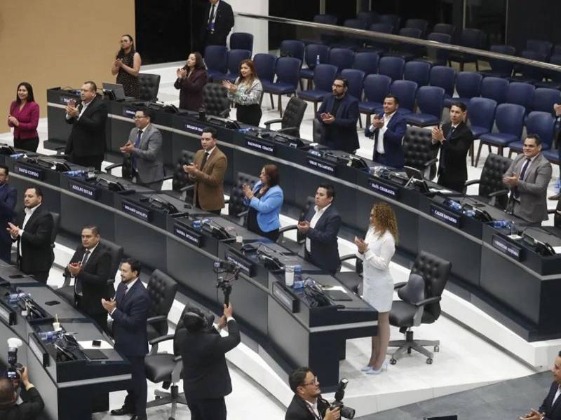 Un grupo de diputados durante una sesión plenaria, el 17 de marzo de 2026, en San Salvador, donde se aprobó una reforma constitucional que permite la cadena perpetua de prisión.