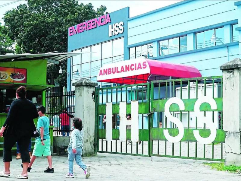 Fachada del IHSS en San Pedro Sula, epicentro de la alta demanda de atención médica en medio de la crisis del sistema de salud.