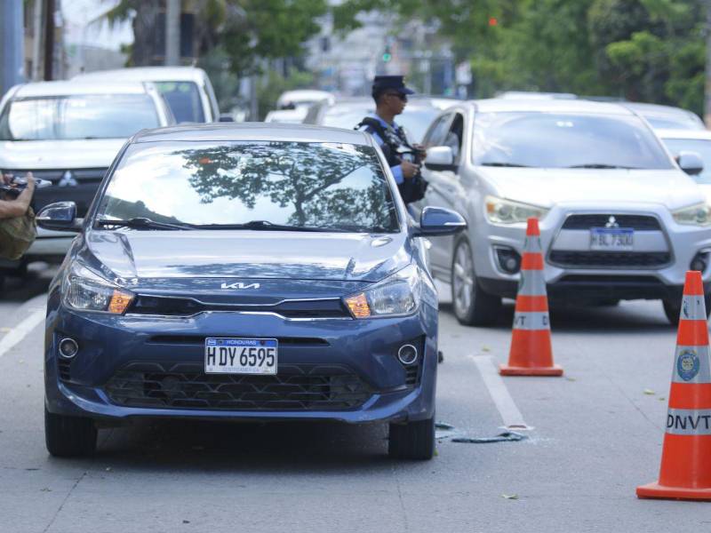 El vehículo donde se conducían las víctimas.