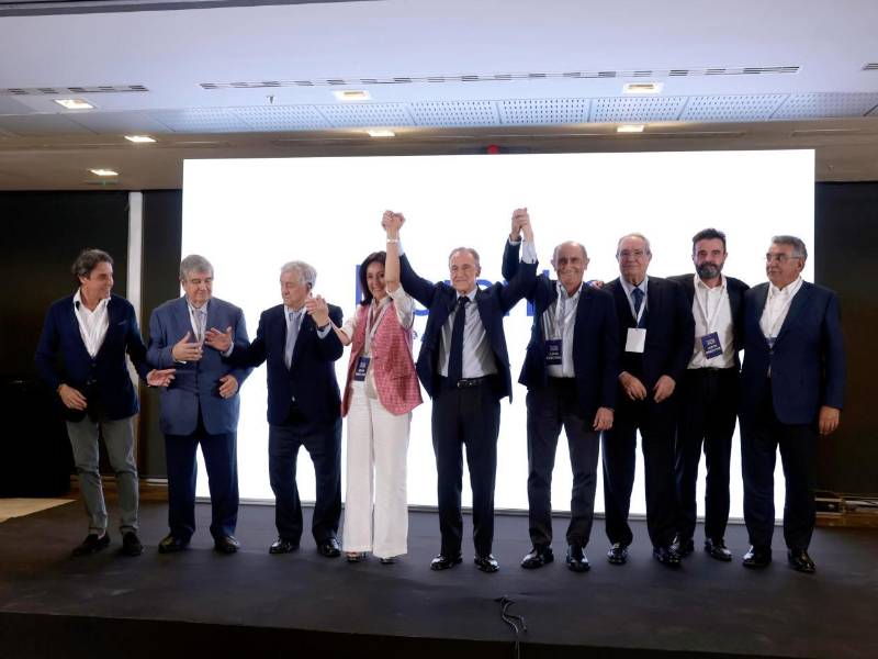 Florentino Pérez acompañado por su equipo celebra su reelección como presidente del Real Madrid tras superar en las elecciones al otro candidato, Enrique Riquelme.