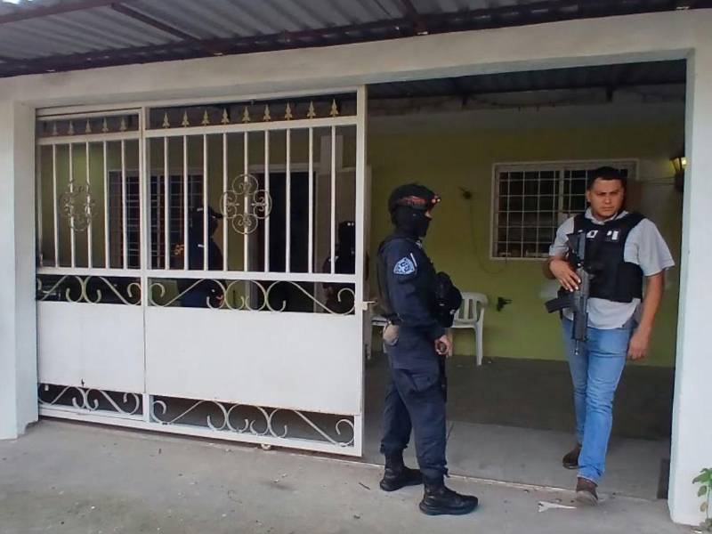 Miembros de las fuerzas de seguridad realizan allanamientos en el sector de Chamelecón.