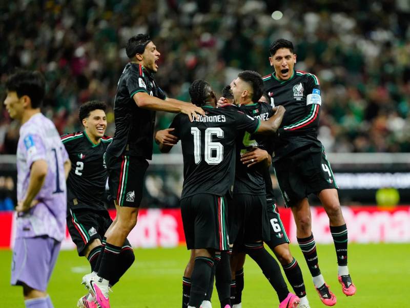 El festejo de Luis Romo y sus compañeros tras el gol que les dio el triunfo ante los surcoreanos.