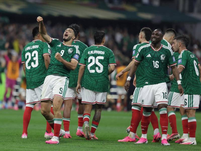 Jugadores mexicanos celebraron en el estadio Azteca.