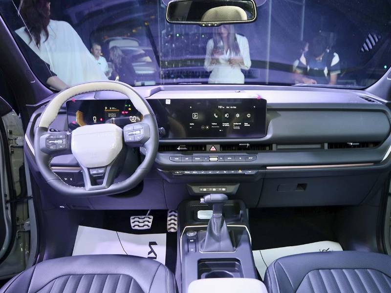 El interior de la nueva Kia Seltos 2027 apuesta por una experiencia más digital y confortable, incorporando pantalla de 10.25 pulgadas, clúster integrado, iluminación ambiental LED y acabados de apariencia moderna.