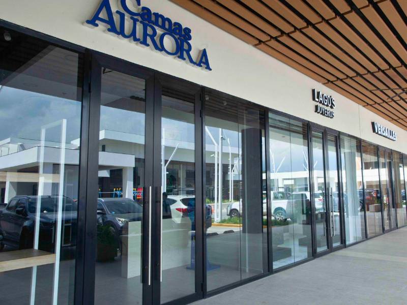 El complejo cuenta con 84 locales comerciales para que los visitantes puedan encontrar múltiples servicios en un mismo lugar.