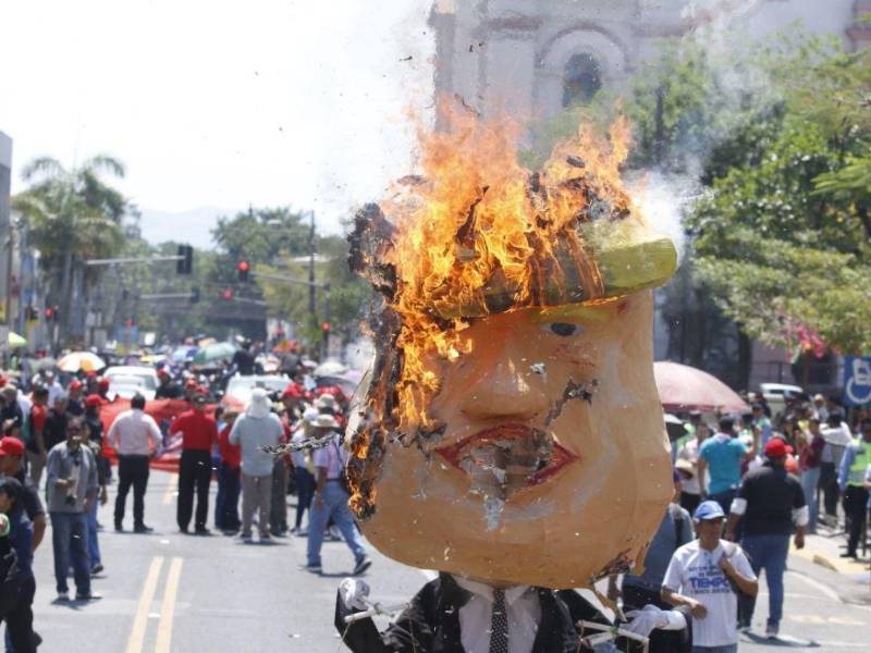 San Pedro Sula amaneció este Primero de Mayo bajo un calor sofocante, pero ni las altas temperaturas frenaron a cientos de trabajadores que salieron a las calles para alzar su voz en el Día Internacional del Trabajador.