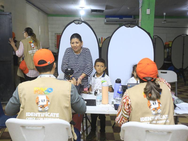 Los menores de edad deben presentarse acompañados de su padre, madre o encargado para realizar el proceso de enrolamiento.