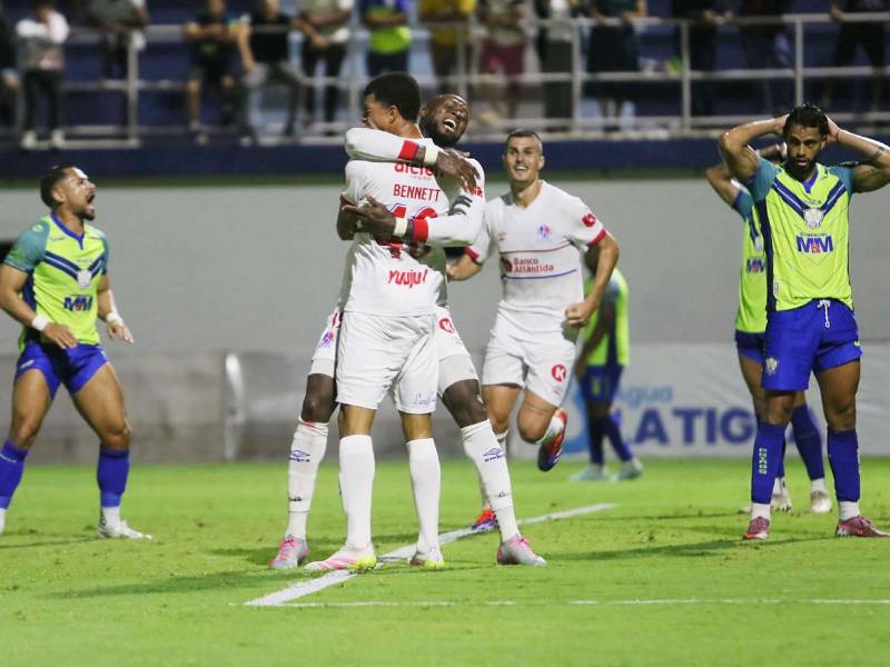 Clinton Bennett, celebrando el gol con Yustin Arboleda que significó el empate del Olimpia ante Olancho FC.