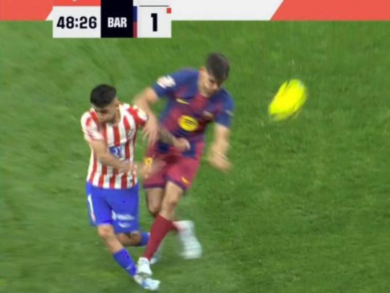 La jugada de la polémica: Gerard Martín del Barcelona cometió esta falta, primero le sacaron la roja y luego se la retiraron al defensor.