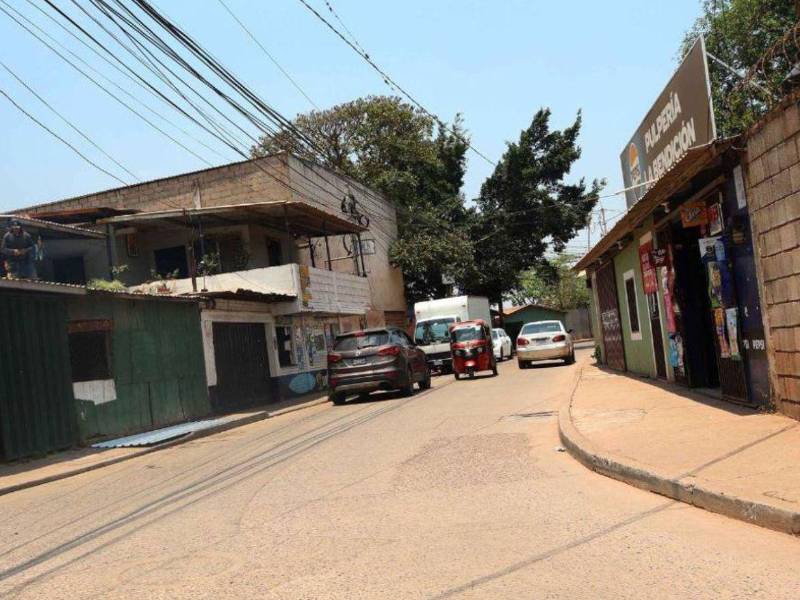 Una de las vías de acceso a la colonia La Era donde pobladores se que quejan por los prolongados racionamientos del vital líquido.