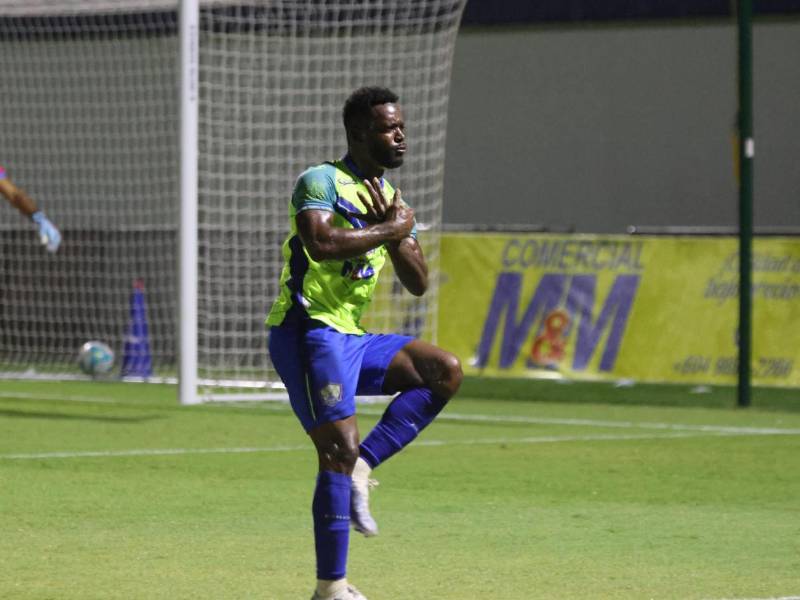 Clayvin Zúniga festejando su gol que le dio el triunfo al Olancho FC ante Victoria sobre el tramo.
