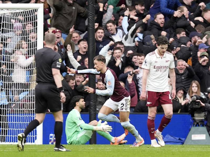 Matty Cash celebrando su gol del 1-0 del Aston Villa contra el Arsenal.