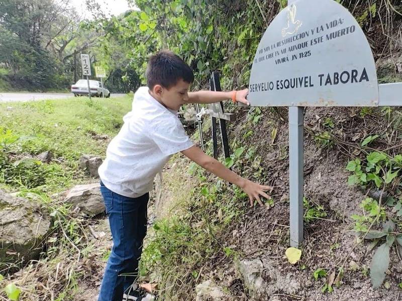 Con una emotiva caravana, los dolientes rememoran a los fallecidos en el trágico accidente de febrero, con cruces y flores en su honor.