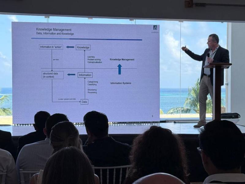 Profesor José Braga Vasconcelos (Portugal) durante su participación.