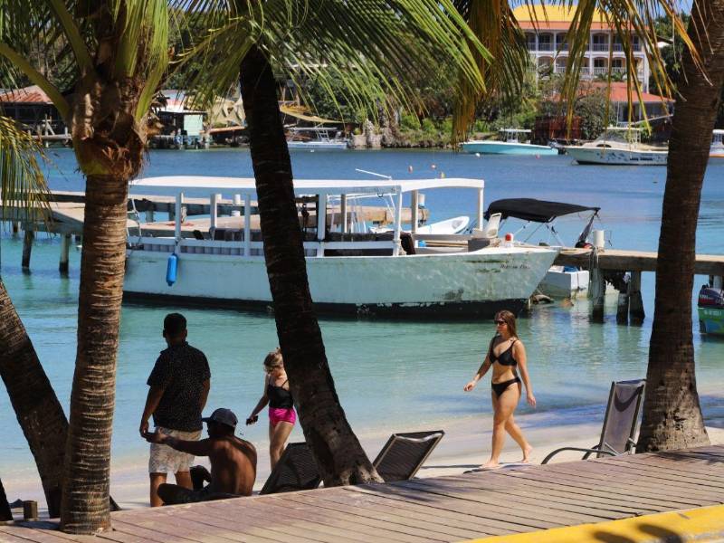 Las autoridades le apuestan al turismo interno durante la Semana Morazánica. En la foto, visitantes disfrutan de las apacibles aguas cristalinas de Roatán.