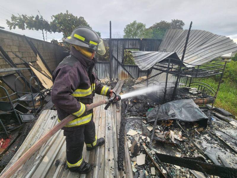 Bomberos sofocan las llamas del incendio en La Ceiba.
