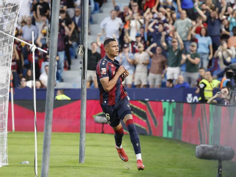 Kervin Arriaga celebrando su primer gol con el Levante en la Liga Española.
