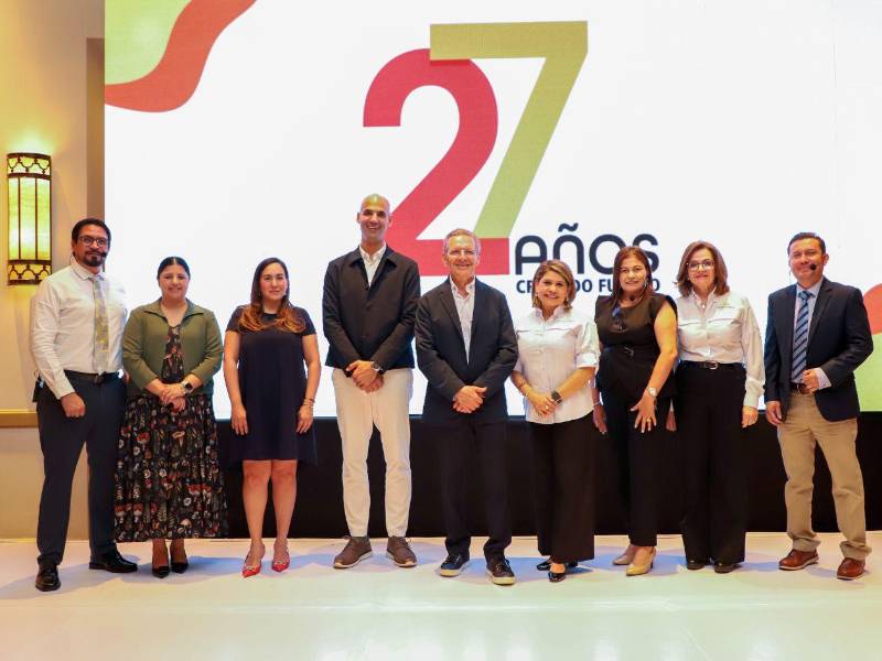 Fredy Nasser, presidente de Fundación Terra; el conferencista Juan Pablo Dabdoub junto a directores de instituciones educativas y parte de la Junta Directiva de Fundación Terra.