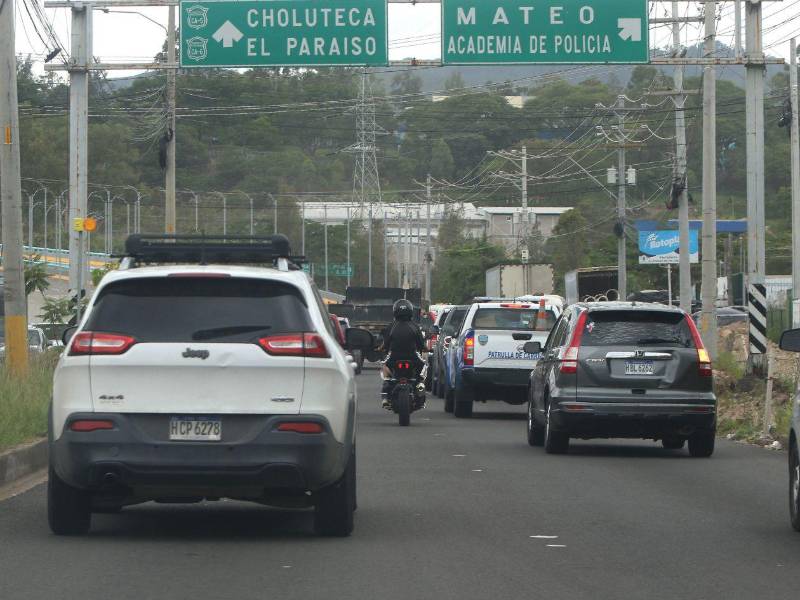 Desde hace tres años no se emiten placas metálicas. El IP autorizó a los hondureños a imprimirlas en papel para portalas laminadas en sus autos.