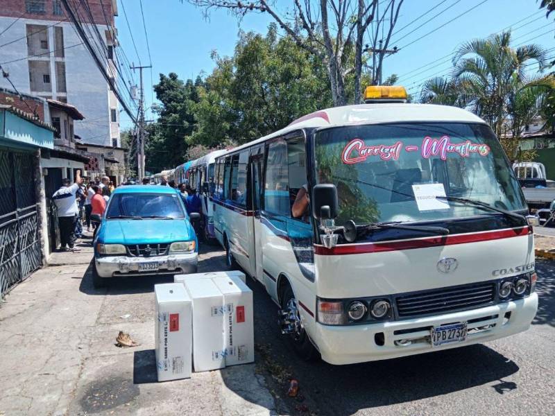 En buses del transporte público llevaban maletas electorales.