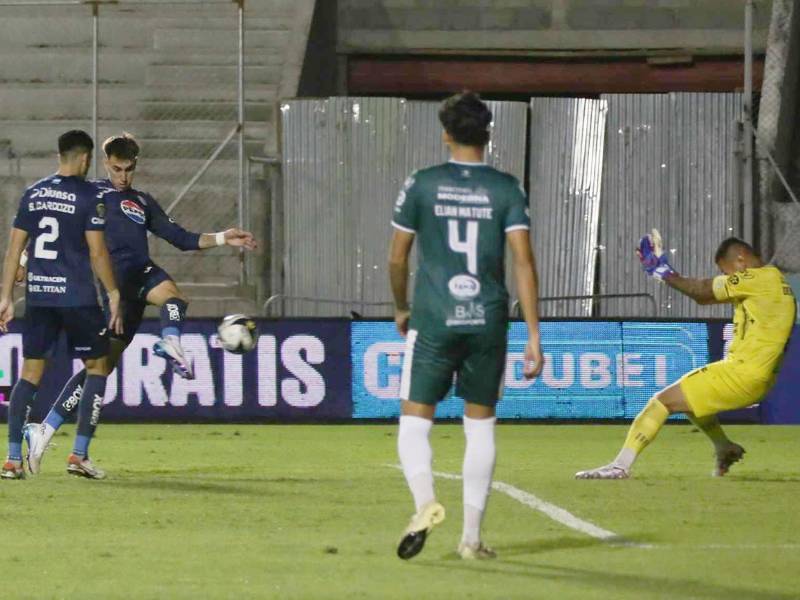 El disparo de Rodrigo Auzmendi ante Denovan Torres para su primer gol de la noche.