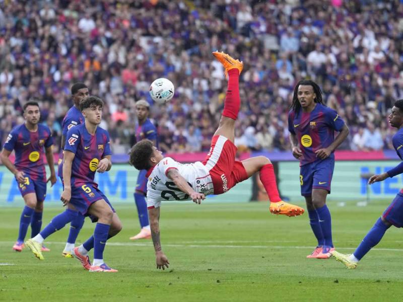 Axel Witsel empató el juego con este golazo de chilena espectacular.
