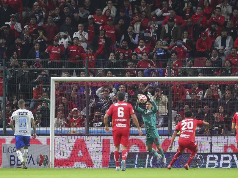 El portero mexicano Hugo González al momento de detener el penal a Sergio Ramos.