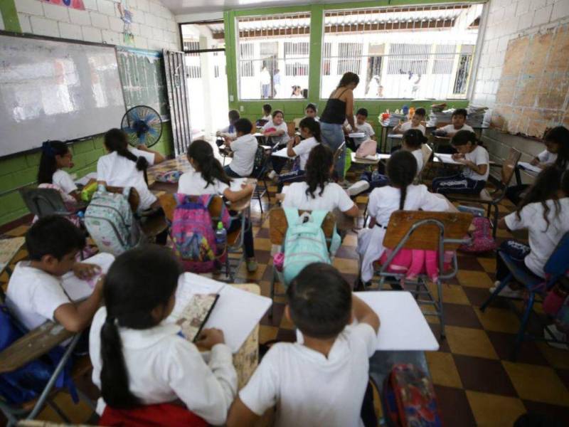 La matrícula escolar en Honduras muestra una caída de más de 99,000 alumnos en 2026, reflejando el impacto de factores como la migración y la situación económica en las familias.