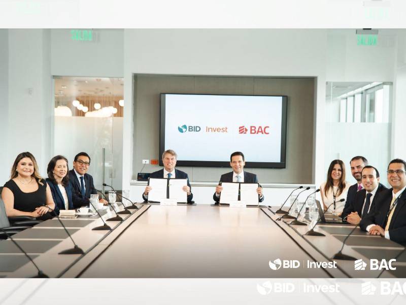 Carlos Handal, Presidente Ejecutivo de BAC Honduras, y James Scriven, CEO de BID Invest, suscribieron una operación bajo el Programa de Facilitación de Financiamiento al Comercio (TFFP).