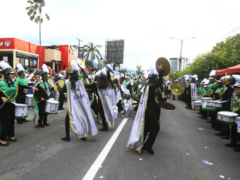 Autoridades educativas, municipales, militares y representantes de las fuerzas vivas afinan los últimos detalles para garantizar una mejor organización y el orden de los desfiles patrios, fortaleciendo el fervor cívico y patriótico durante las celebraciones de la Independencia.