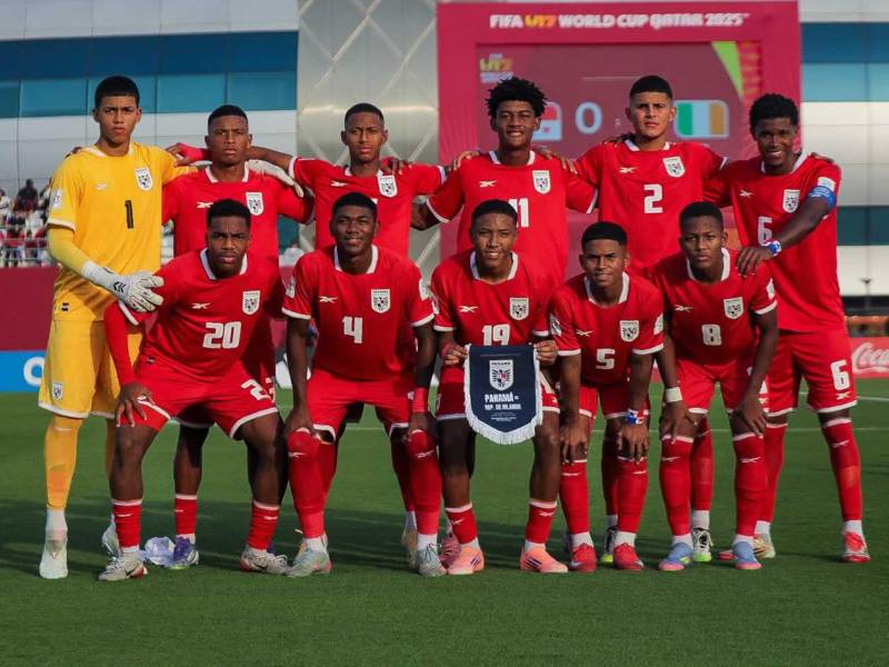 Los 11 jugadores titulares de Panamá posando antes del inicio del partido contra Irlanda.