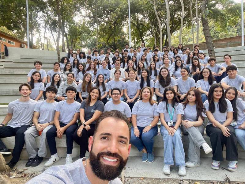 Alumnos participantes, organizadores y mentores posaron con Raúl Lizárraras, líder en Emprendimiento Tecnológico del ITESM.
