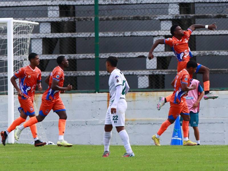 Daniel Carter Bodden celebrando su gol que adelantó a la UPN contra el Platense.