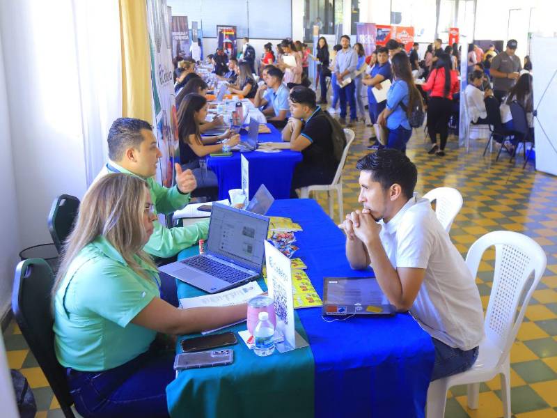 Jóvenes en entrevista de trabajo durante una feria de empleo realizada en la Plaza de las Banderas.