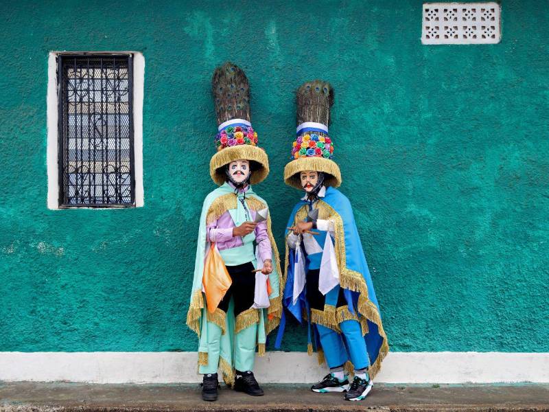 Dos nicas posan para una fotografía durante una procesión en honor a San Sebastián en el tradicional Tope de los Santos, en Diriamba (Nicaragua).