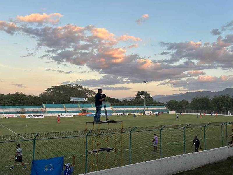 Asi de vacío lució el estadio San Jorge de Olanchito durante el partido entre Victoria y UPN.