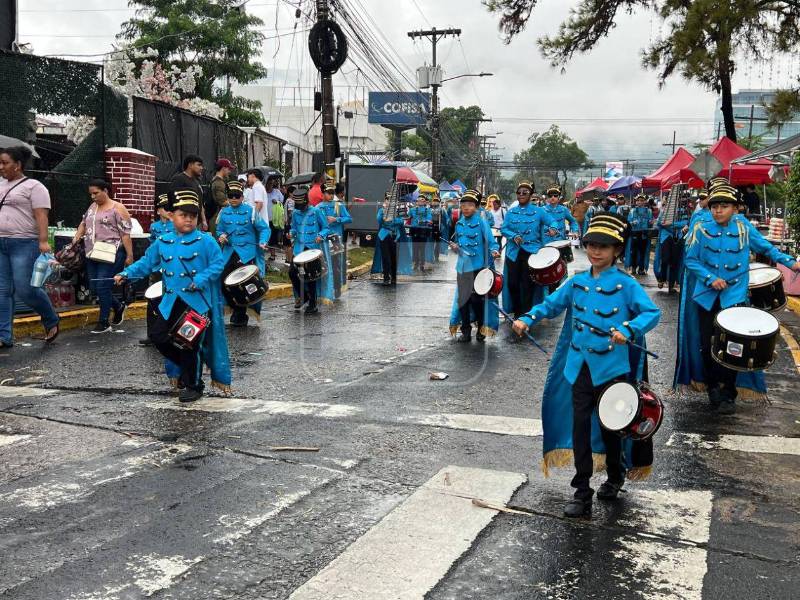 Los pequeños de esta banda de guerra se robaron las miradas en la avenida Circunvalación.