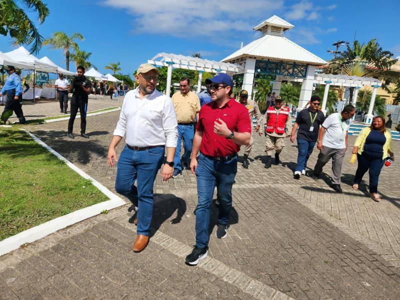 Durante el recorrido, el ministro Andrés Ehrler y el alcalde Bader Dip destacaron los atractivos que convierten al Malecón en una parada obligatoria para los turistas en Semana Santa.