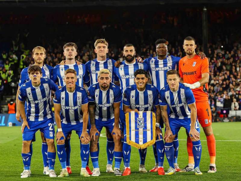 Luis Palma junto al resto de sus compañeros del Lech Poznán que titulares ante Crystal Palace por la Europa League.