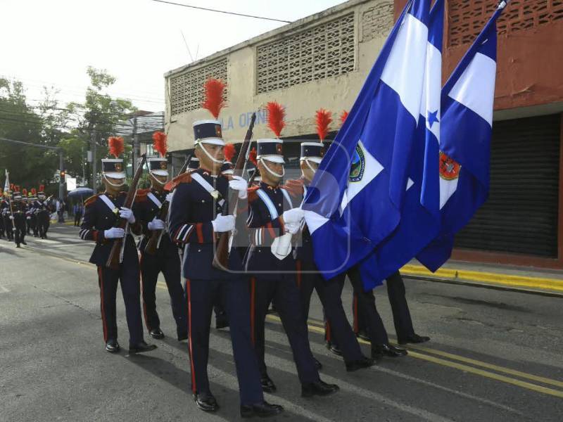 Cadetes avanzan con paso firme portando el pabellón patrio y los institucionales durante los desfiles del 15 de septiembre en San Pedro Sula.